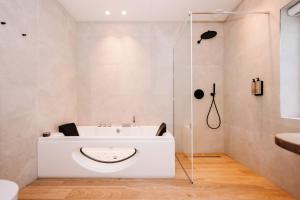 赞德沃特Boutique hotel Margretha的浴室配有白色水槽和淋浴。