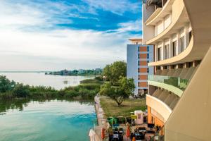 马马亚潜水少年酒店的从大楼内可欣赏到河流美景