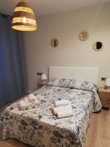 博尔穆霍斯Apartamento Servet, parking gratuito, a 5 minutos de Sevilla的一间卧室配有带毛巾的床