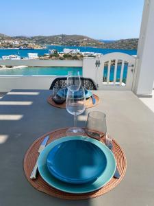 利普西岛Nautilus Apartments的一张带蓝色盘子和葡萄酒杯的桌子