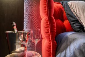 圣西尔-莱科勒Villa avec jacuzzi privatif的坐在沙发旁的桌子上,两杯酒