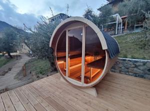 里瓦迪索尔托米兰达酒店的甲板上的小型木制小屋