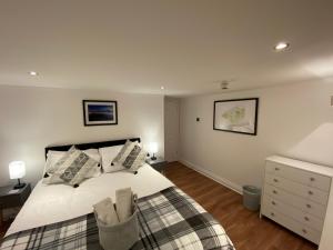 滨海韦斯顿Westons Hideaway, 2 Bed, Free Parking, 6 mins walk to beach,的卧室配有带枕头的大型白色床