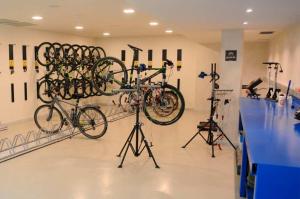 蓬费拉达Albergue Guiana的一间储藏室,里面装有两辆自行车,放在架子上
