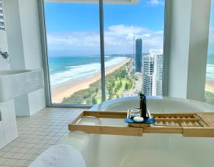 黄金海岸Air on Broadbeach Beachfront 2Level stunning apartment with 180 degree views的一间带浴缸的浴室,享有海滩美景
