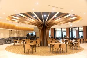 首尔首尔奥林匹克公园酒店的餐厅内带桌椅的用餐区