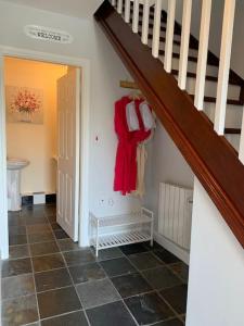 卡洛Cut Limestone Apartment Riverside Lodge的走廊上设有楼梯,墙上挂着红色衬衫