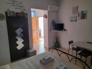 马萨夫拉CasaMia Apartment的一间设有床、桌子和门的房间