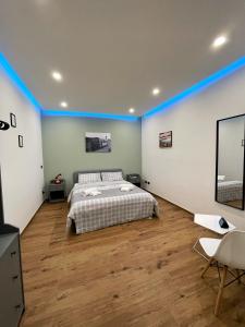 波佐利Pozzuoli B&B exSofer的一间卧室配有一张蓝色墙床