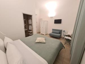 萨沃纳Central Savona B&B的一间卧室配有一张床和一把椅子