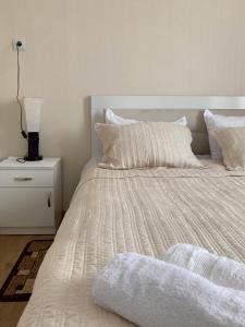卡兹贝吉MOUNTAIN HEART的卧室内的一张带白色床单和枕头的床