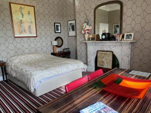 利物浦Aberley House的一间卧室配有一张床、一张桌子和一面镜子
