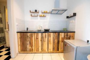 卡诺尼Kanoni Garden Studio的厨房配有带水槽的木台面