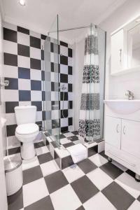 卡诺尼Kanoni Garden Studio的浴室铺有黑白格子地板。
