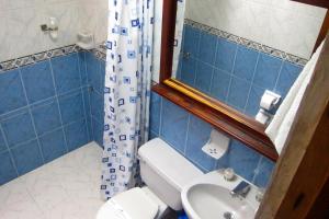 El ValleEl Almejal的蓝色瓷砖浴室设有卫生间和水槽