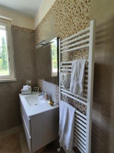 巴多利诺Villa Claudia的浴室设有白色水槽和镜子