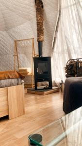 拉洛勒斯Camping Alpujarras的帐篷内带壁炉的客厅