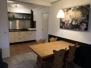 埃里卡Peelhuis的一间带木桌的用餐室和一间厨房