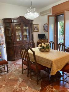 林比亚泰Casa Vacanza a Limbiate的用餐室配有桌椅和冰箱