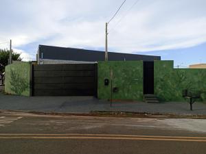 奥林匹亚Kitnets RECANTO MAGRO的一面有绿色油漆的建筑