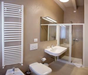 伦诺巴尔毕尼诺住宿加早餐旅馆的浴室配有卫生间、盥洗盆和淋浴。