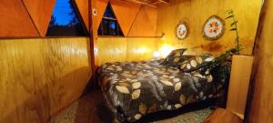 柯纳里佩Domo Vive Pellaifa的一间小房间的卧室,配有一张床铺