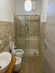 帕尔盖利亚Appartamento da Antonio的带淋浴、卫生间和盥洗盆的浴室