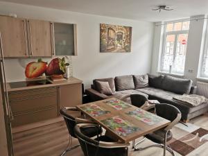 诺特海姆Ferienwohnung Northeim City的客厅配有沙发和桌子