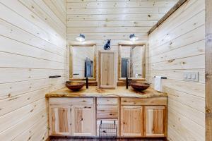 索蒂纳科奇Cozy Bear Cabin #2的小木屋浴室设有2个水槽和镜子