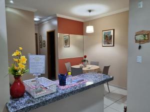 马瑙斯Life Ponta Negra的一间设有花瓶桌子的房间