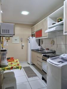 马瑙斯Life Ponta Negra的一间带冰箱和水槽的小厨房