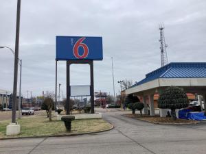 孟菲斯Motel 6-Memphis, TN - East的加油站前的标志