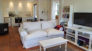 克尼斯纳Belvidere102的客厅配有白色沙发和平面电视。