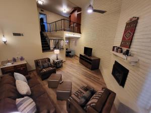 塞多纳Villas of Sedona, a VRI resort的带沙发和壁炉的客厅