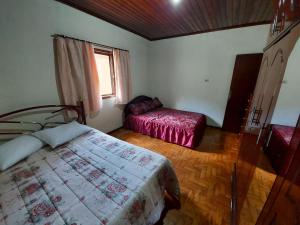 圣本图-杜萨普卡伊Recanto Magalhães的一间卧室设有两张床和窗户。