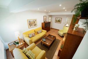 昆卡La Picaceña的享有带黄色家具的客厅的顶部景色。
