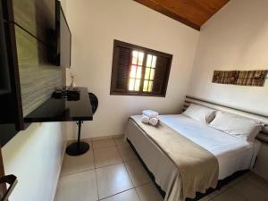 圣本图-杜萨普卡伊菊昆哈查莱旅馆的一间小卧室,配有床和窗户