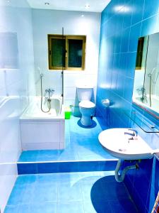 圣朱利安斯Paceville Apartments的蓝色和白色的浴室设有浴缸和水槽