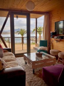 康康La Ritoqueña Hotel de Playa的海景客厅