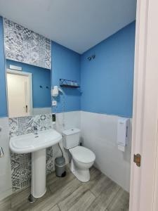 韦尔瓦Huelva Art的浴室配有白色卫生间和盥洗盆。