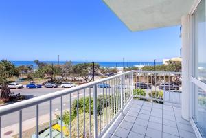 卡伦德拉Capeview Apartments - Right on Kings Beach的阳台享有停车场的景致。