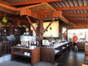 蔻立考拉克棕榈海滩度假酒店的站在餐厅厨房里的人