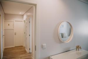 布拉加Alojamento Amélie - Apartamento的墙上的白色浴室设有镜子