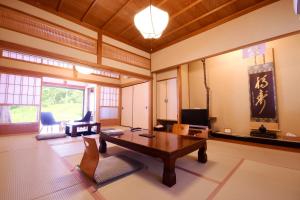 高野山高野山 宿坊 不動院 -Koyasan Shukubo Fudoin-的客厅配有桌子和电视。