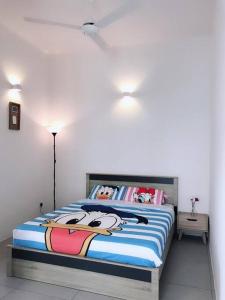 伯恩仓W5WarmStay@Golden Hill/Penthouse/WiFi/3R/NightMarket/2CarPark的一间卧室配有一张床和小猫套毯