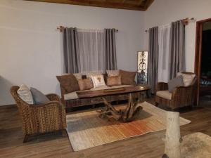 圣安斯贝Ecoscape Jamaica - Lavish 1-br cottage by the river的客厅配有沙发和桌椅
