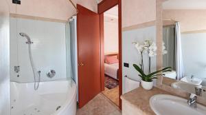 皮耶韦迪索利戈Hotel Contà Taste The Experience的带浴缸、水槽和淋浴的浴室