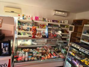 克拉约瓦Hotel Safta Residence的冰箱里装满了各种食物