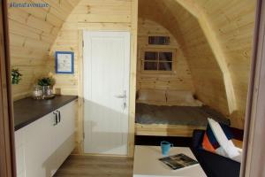 圣于连迪韦尔东Camping du lac的一个小房子里的一个小厨房,配有床