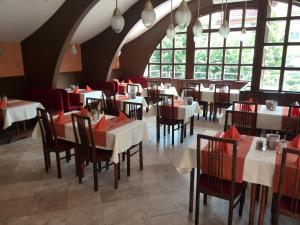 赫维兹黑维兹公园酒店的用餐室设有桌椅和窗户。